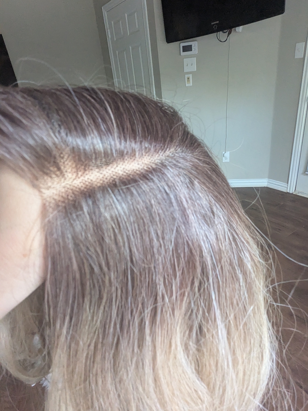 28 In Blonde Wavy Hair Wig - Natural Light Blonde - Picture 3 of 5